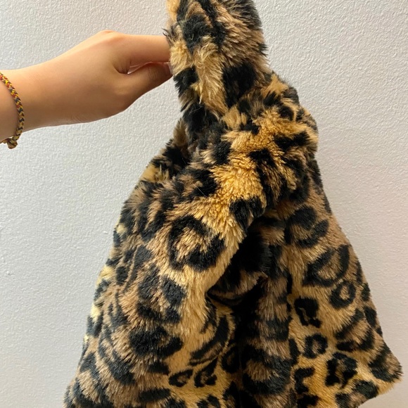 DESIGN LAB Leopard Faux Fur Tote Bag Small - Picture 3 of 5